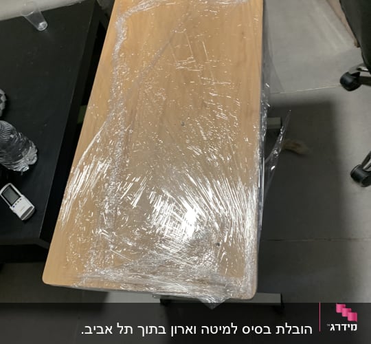 שולחן עטוף בניילון נצמד על רצפה אפורה